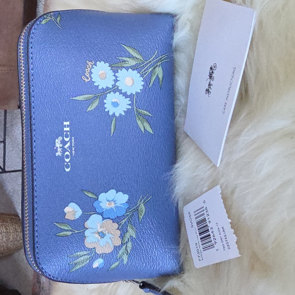 Adorable NWT Coach Tossed Daisy Dark Periwinkle Zippered Cosmetics Case ππΌππ - Picture 12 of 13